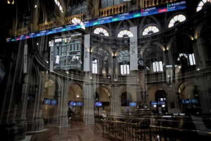 El Ibex 35 cae un 0,14% en la semana y pierde los 14.000 puntos con la incertidumbre de Trump