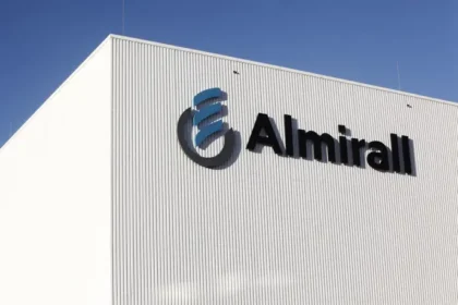 Almirall aumenta un 72% sus beneficios en la primera mitad del año, alcanzando 26,5 millones Almirall aumenta un 72% sus beneficios en la primera mitad del año, alcanzando 26,5 millones