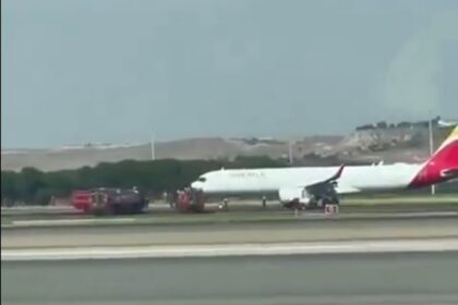 Un avión de Iberia realiza un aterrizaje de emergencia en Barajas tras el choque con un ave