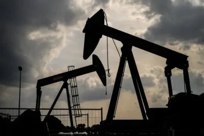 El petróleo cae por debajo de los 70 dólares tras un regreso anticipado de la OPEP+ a ajustes