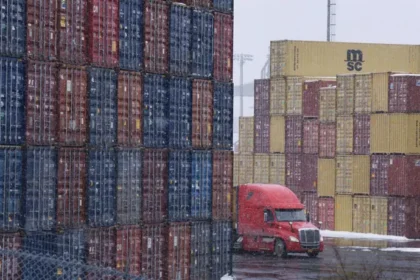 El déficit comercial de EEUU disminuye un 16% en junio, alcanzando niveles no vistos desde