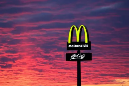McDonald’s reporta un aumento del 11% en beneficios del segundo trimestre, alcanzando 1.949 millones