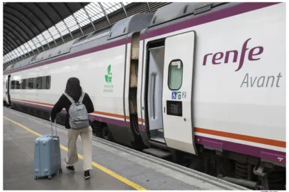 Retrasos de casi tres horas en tren Alvia Madrid-Cádiz por una incidencia técnica Retrasos de casi tres horas en tren Alvia Madrid-Cádiz por una incidencia técnica
