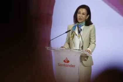 Santander se asocia con OpenAI para convertirse en un banco «nativo en IA