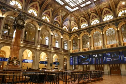 El Ibex 35 retoma su trayectoria positiva y alcanza los 15.300 puntos, su mayor cifra desde 2007