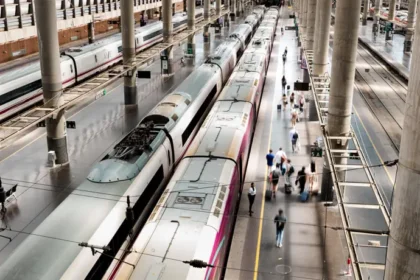 Renfe asegura que los trenes de la línea Madrid-Galicia operarán con normalidad este jueves