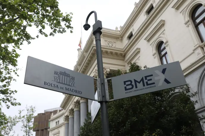 El Ibex 35 desciende cerca de un 0,4% al inicio, pero mantiene los 15.300 puntos