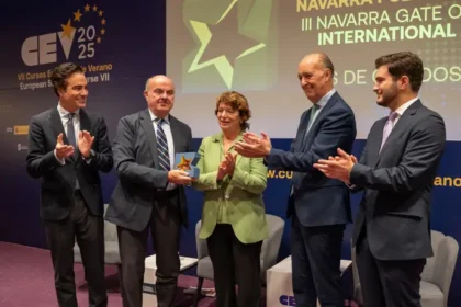 Luis de Guindos, Premio Puerta de Europa, considera que el pacto arancelario EUA-UE es el óptimo