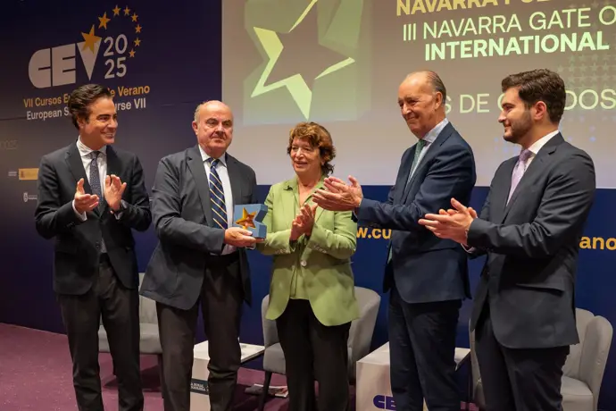 Luis de Guindos, Premio Puerta de Europa, considera que el pacto arancelario EUA-UE es el óptimo Luis de Guindos, Premio Puerta de Europa, considera que el pacto arancelario EUA-UE es el óptimo