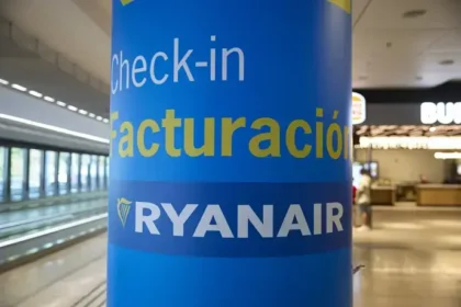 Ryanair aumenta a 2,50 euros la bonificación a trabajadores por cada maleta de mano no conforme