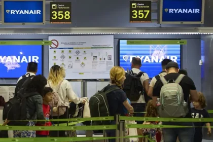 Los viajeros de Ryanair podrán llevar desde hoy un equipaje de mano más grande y sin costo