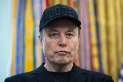 Tesla ofrece a Musk un bono de 850.500 millones de euros para que se concentre en la empresa