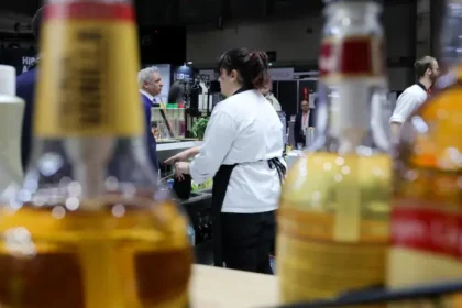 El coste por hora trabajada sube un 5,4% en el segundo trimestre, acumulando 16 trimestres al alza