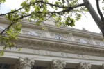 El Ibex 35 inicia la semana subiendo un 0,3% y se aproxima a los 14.900 puntos
