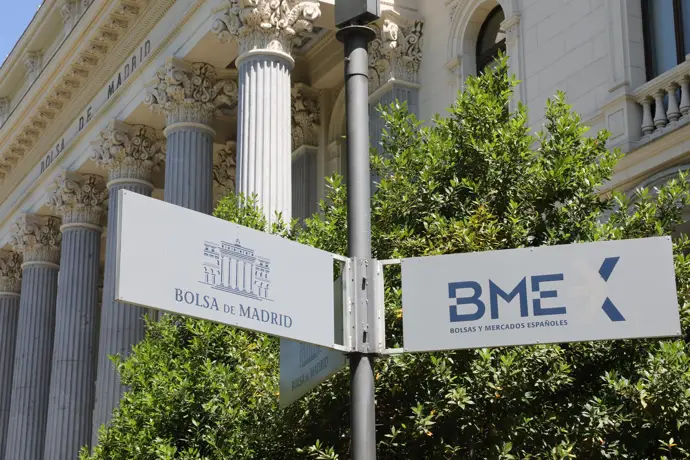 El Ibex 35 avanza un 0,3% en la apertura y se sitúa en 15.300 puntos a la espera de la Fed