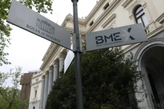 El Ibex 35 se mantiene alrededor de los 17.300 puntos, con el petróleo por debajo de los 100